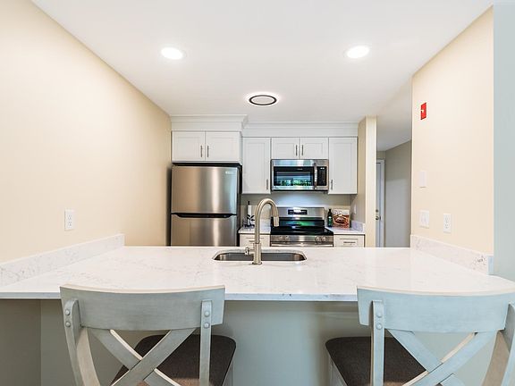 5th image of 8 Montrose Drive #8