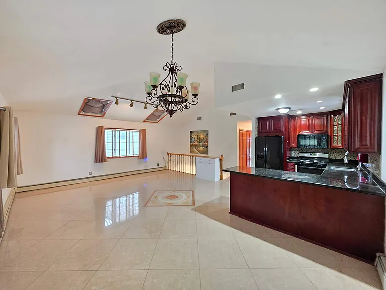 11 Rochelle Pl — Photo 6