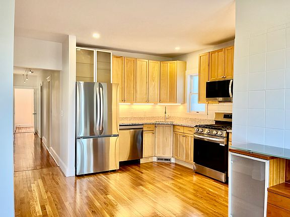 Kitchen w/brand new appliances