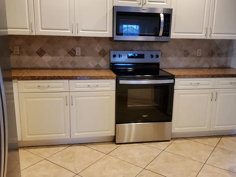 2244 SE Trillo St — Photo 3