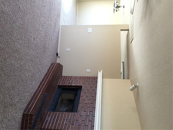 5th image of 324 Jefferson Ave