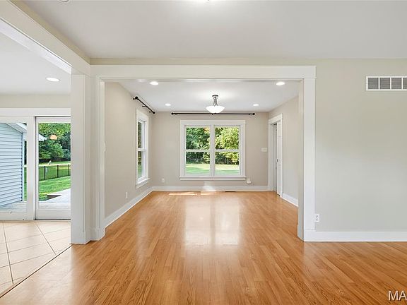 5th image of 200 Brookside Ln