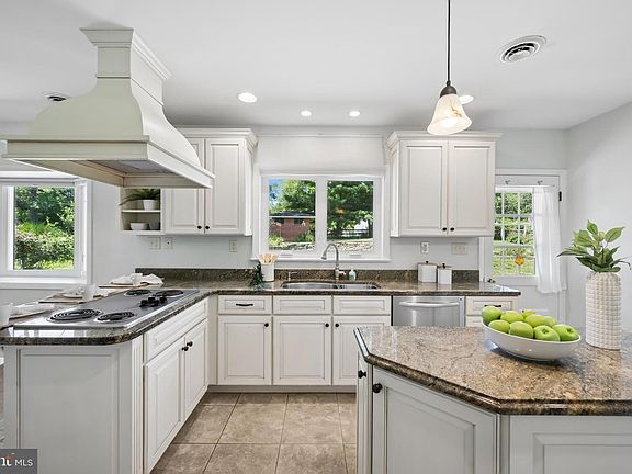 5th image of 9710 Hillsmere Rd