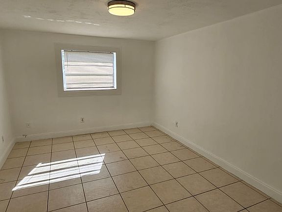 3rd image of 1370 NE 119th St APT 22