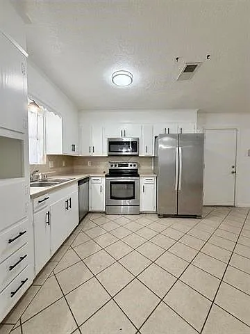 3 bed, 2.0 bath, 2023 sqft, $2,150 — Photo 4