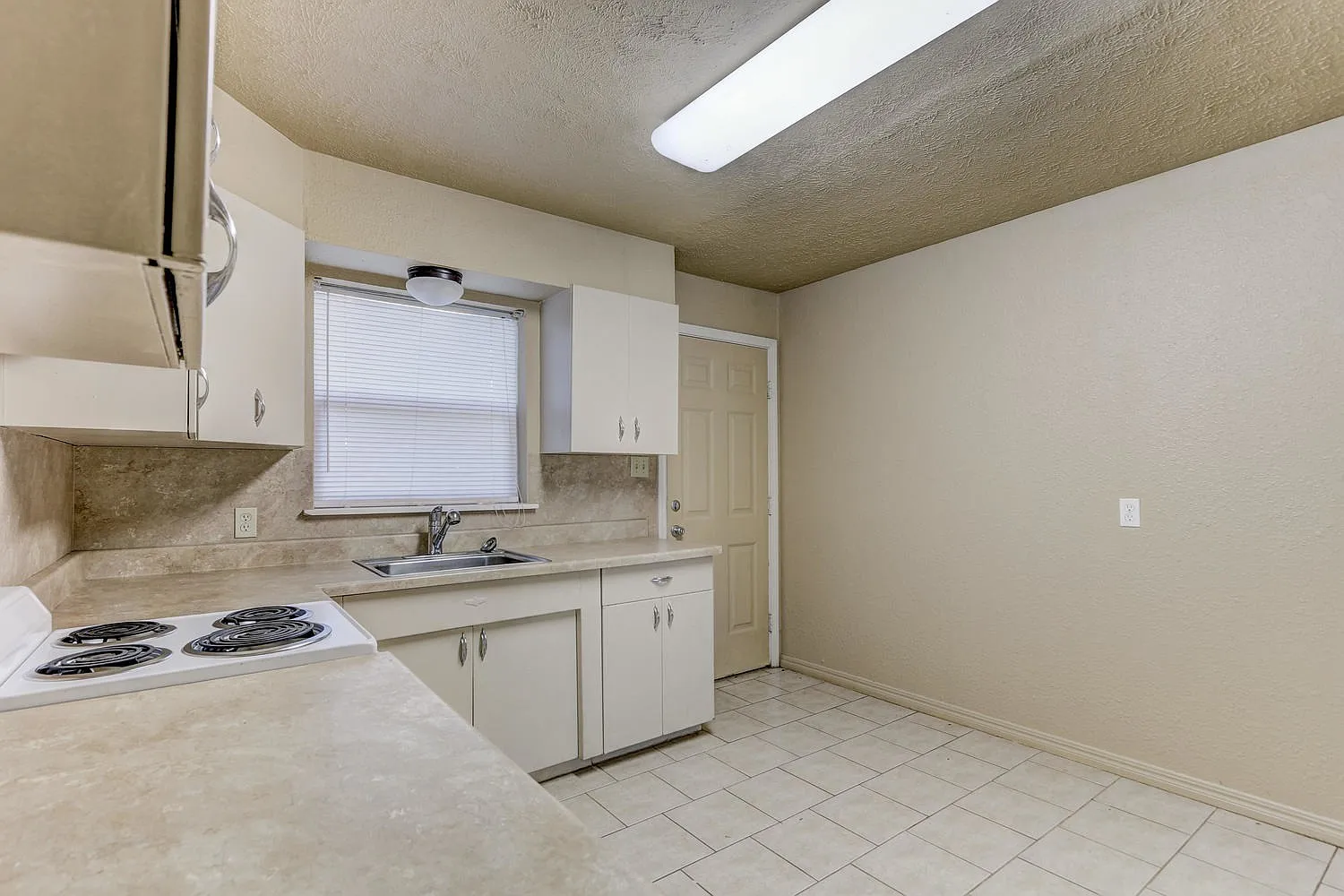 Charming 2-Bedroom Home with Spacious Backyard & Great Location — Photo 3