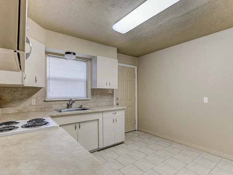 4172 NW 23rd St — Photo 3