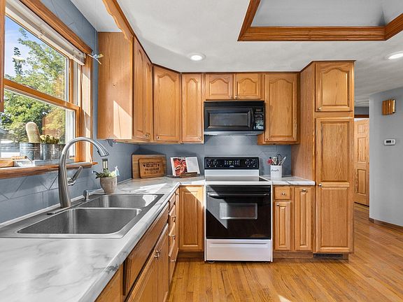 5th image of 121 E 2nd St