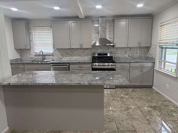 4th image of 24840 Dunning St