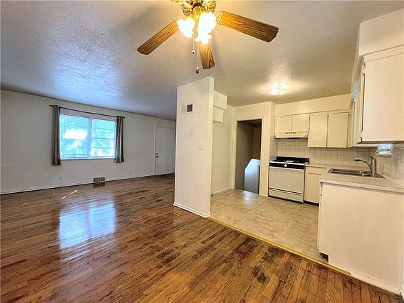 5th image of 612 NE Florence Ave