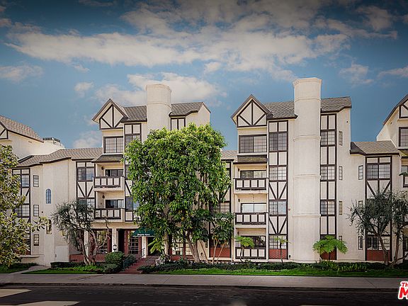 3rd image of 17914 Magnolia Blvd Unit 300
