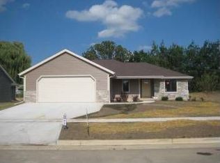 833 Hudson Trl, Lake Geneva, WI 53147