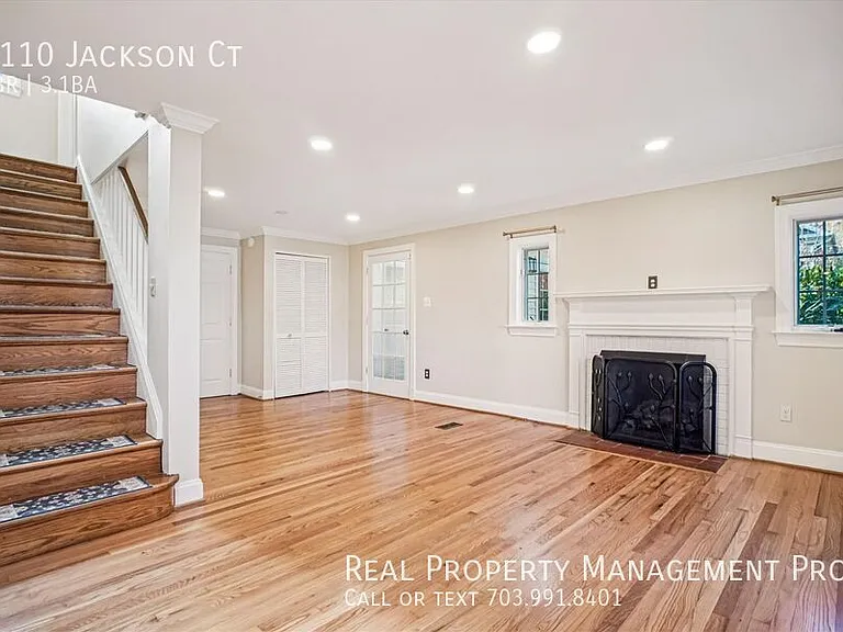 1110 Jackson Ct — Photo 3
