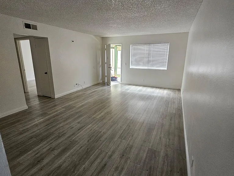 1341 E 9th St #5 — Photo 12