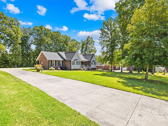 3rd image of 123 Country Creek Dr