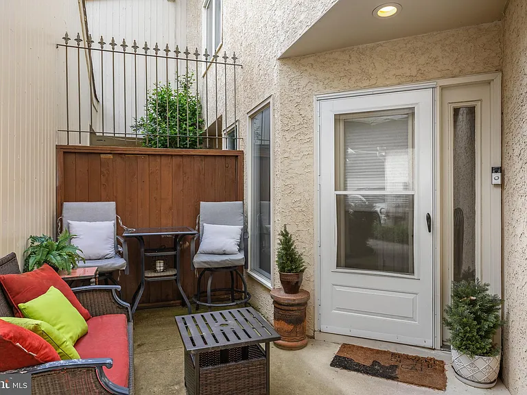 1410 Chanticleer — Photo 38