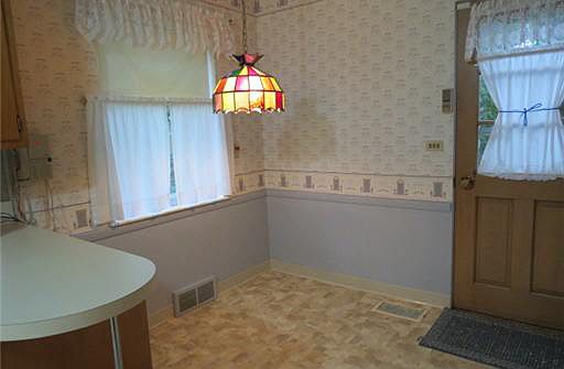 3rd image of 609 S Greenlawn Ave