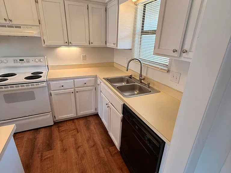 925 Hunting Ridge Rd — Photo 13