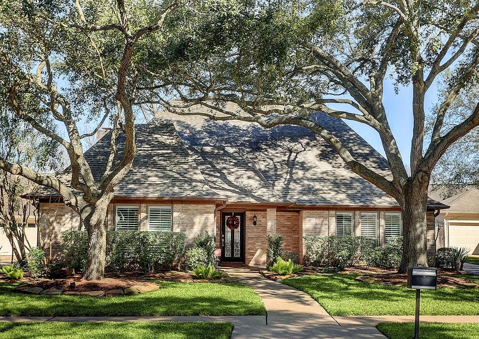 Welcome home to 1019 Mockingbird Way, located in the highly sought after Sugar Lakes neighborhood!