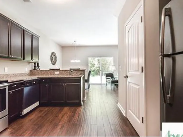 100 Walker Ct — Photo 6