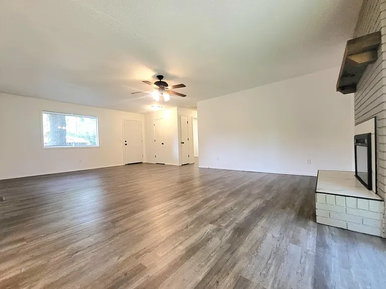 3222 W Roxbury St — Photo 3
