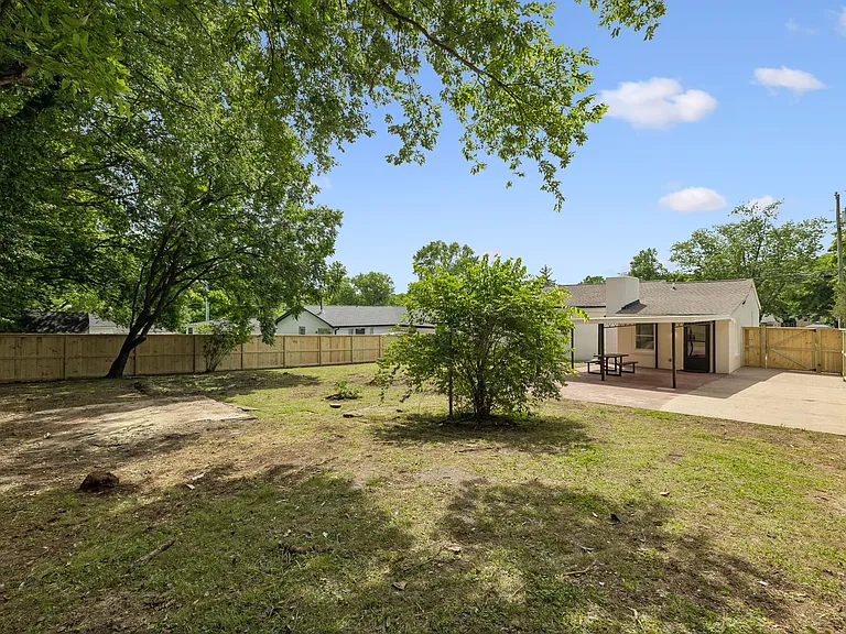 108 Dabney Dr — Photo 22