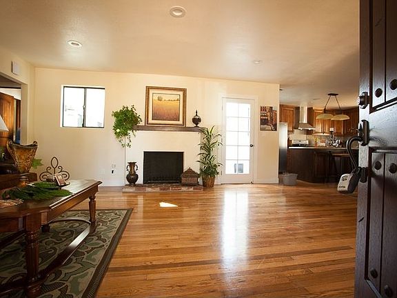 Living Room (View2)
