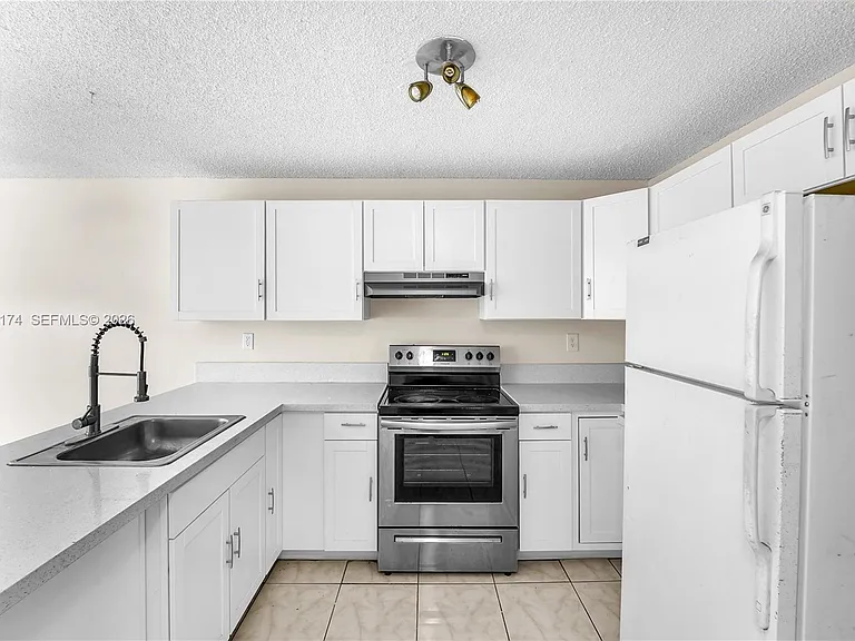 210 SW 11th St #209 — Photo 8