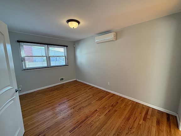 2nd image of 490 Vineland Ave #1