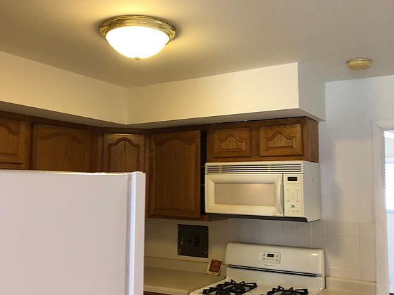 5th image of 165 Dover Dr APT 8