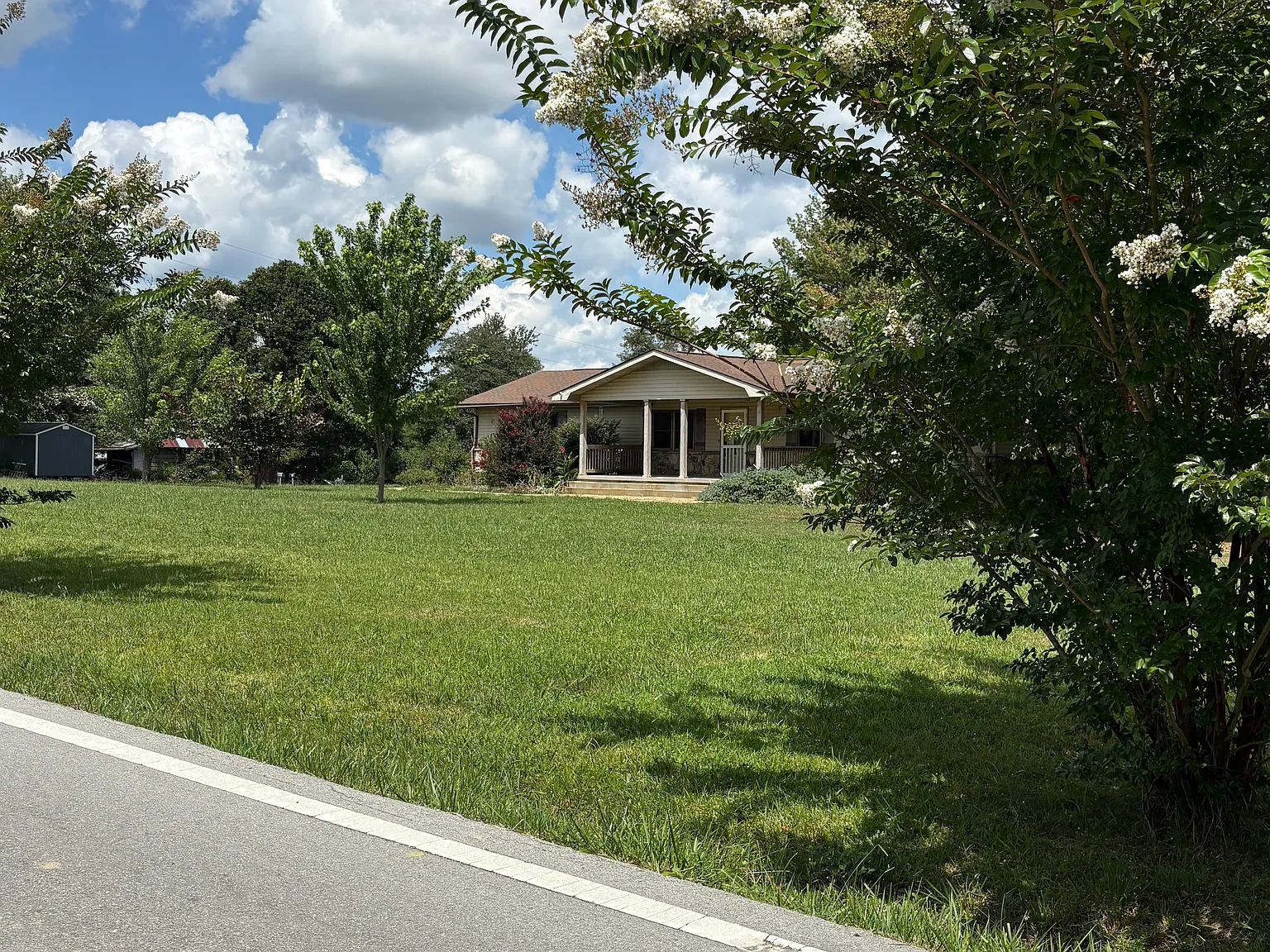 4 bed, 2.5 bath, 2200 sqft, $2,000 — Photo 2