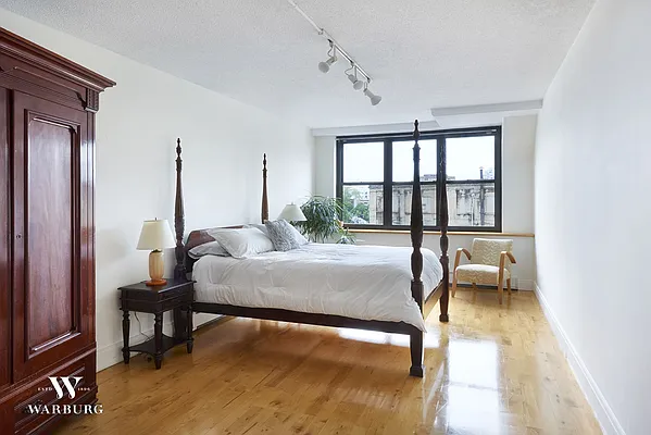 Sold by Warburg | media 22