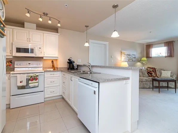 4536 Viewmont Ave #304, Saanich, BC V8Z 5L2