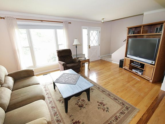 4th image of 1442 33rd St NE
