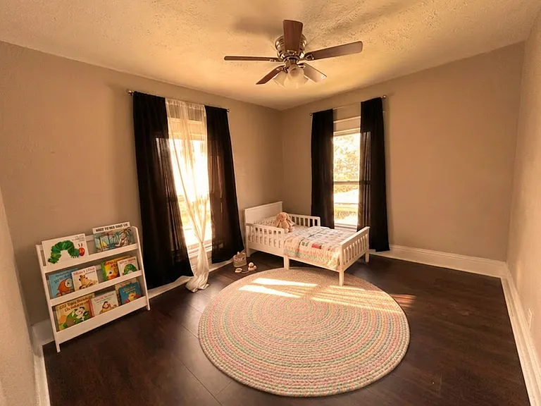 Bedroom (5/5)