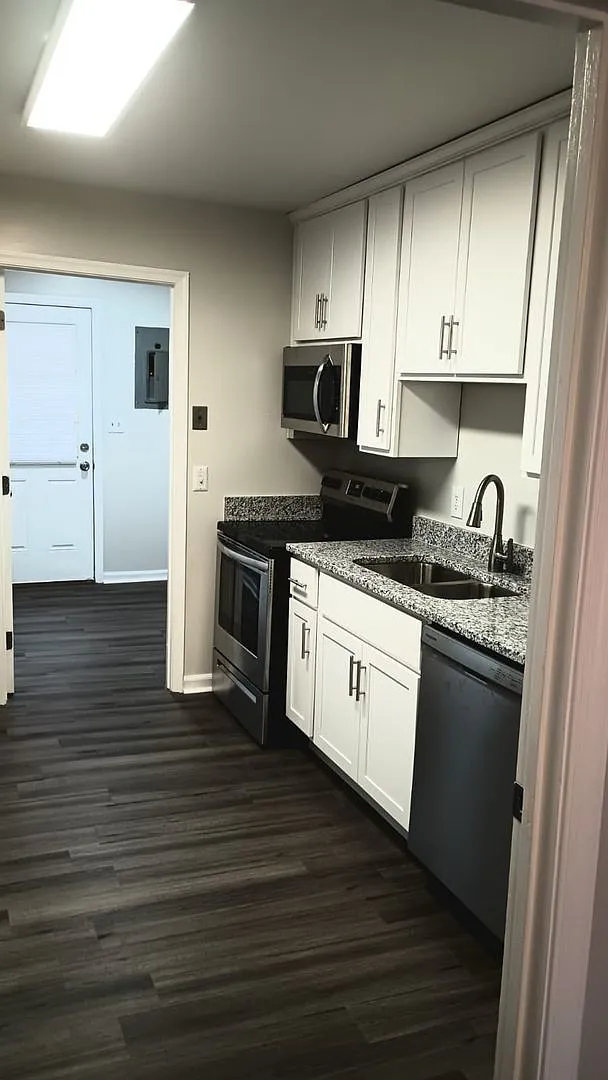 2 bed, 1.0 bath, 721 sqft, $1,300 — Photo 3