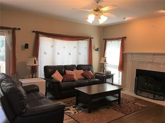 4th image of 525 Oak Landing Dr