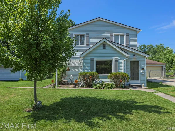 23200 Socia St, Saint Clair Shores, MI 48082