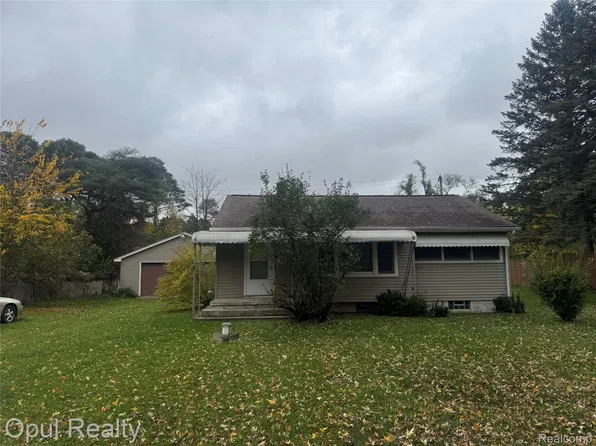 885 Sebek Blvd, Oxford, MI 48371