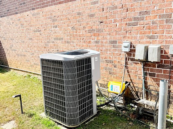 4th image of 614 Post Oak Way