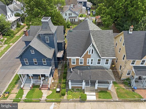 3rd image of 146 7th St