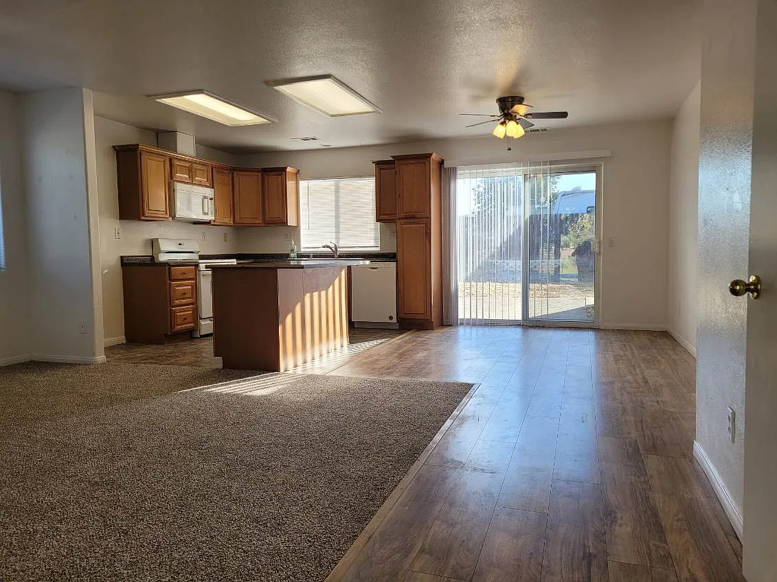 3 bed, 1300 sqft, $2,650 — Photo 3