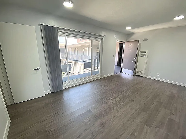 228 S Mariposa Ave #17 — Photo 1