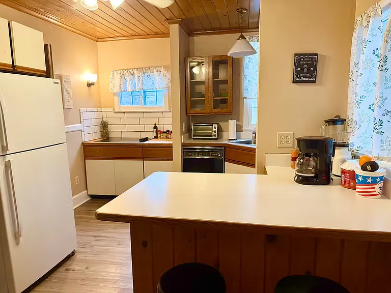 401 Oak St — Photo 2