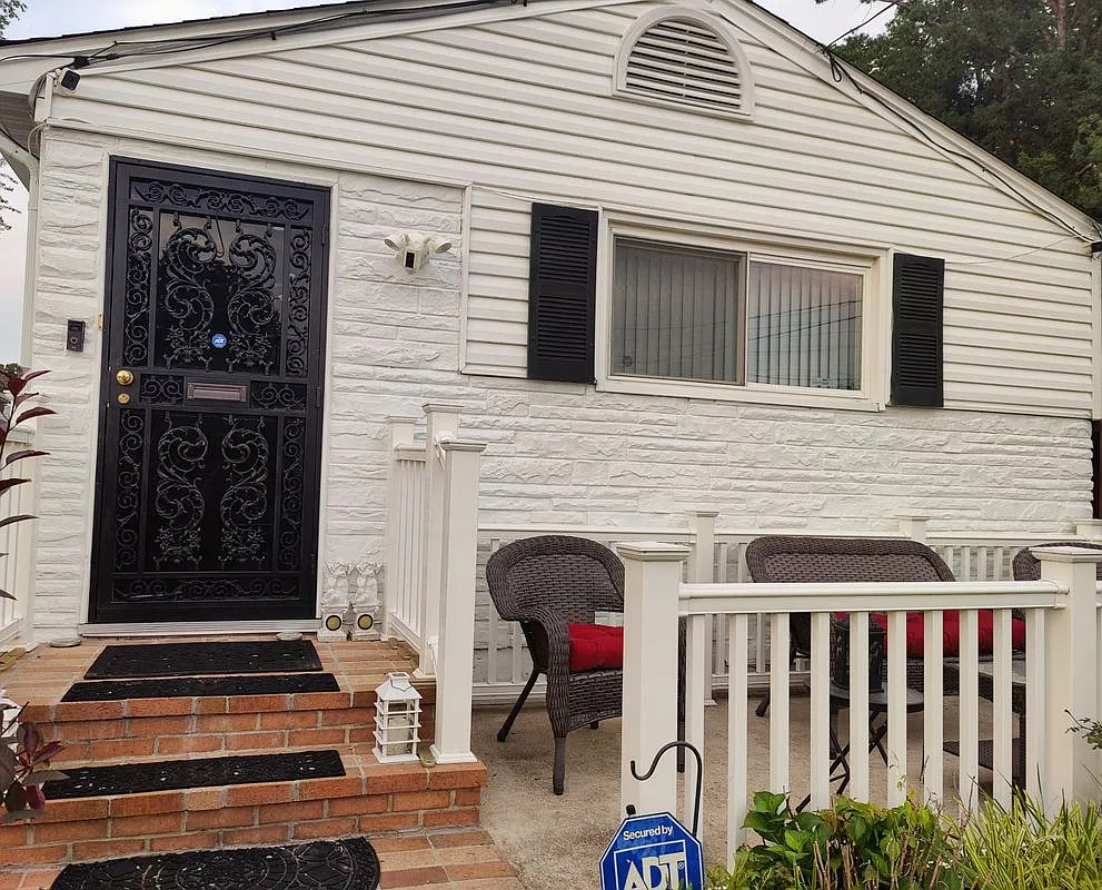 3 bed, 1.0 bath, 980 sqft, $2,300 — Photo 2