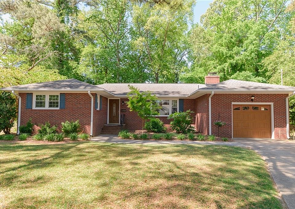 1st image of 10 Lucerne Cir