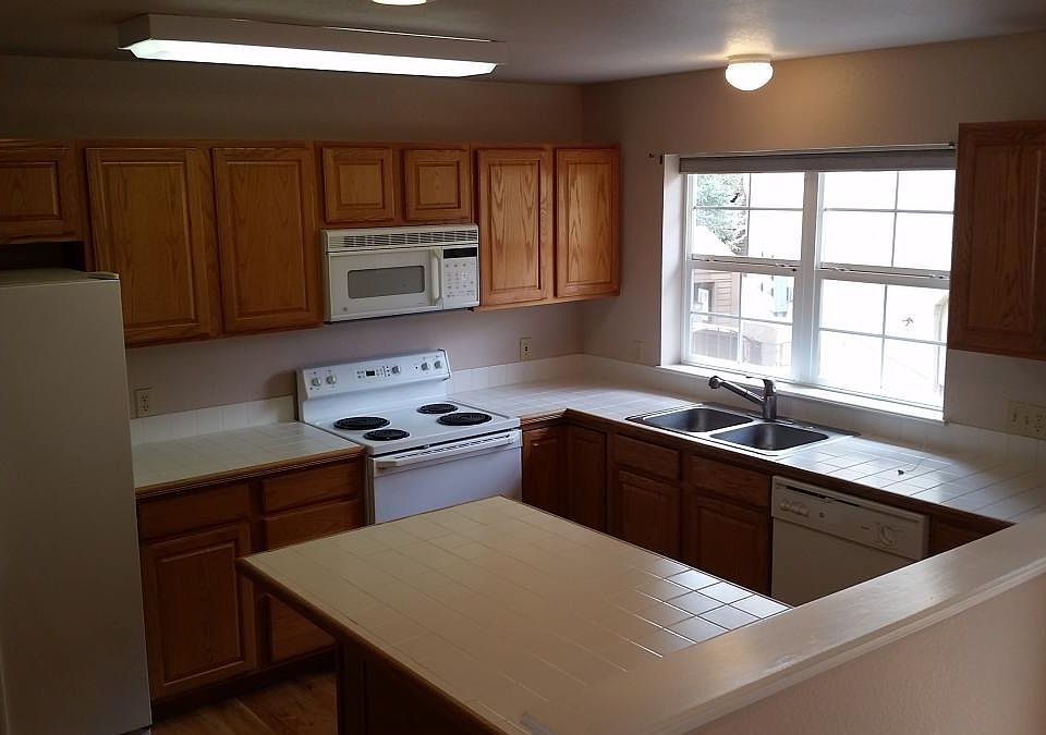 Bright eat-in kitchen