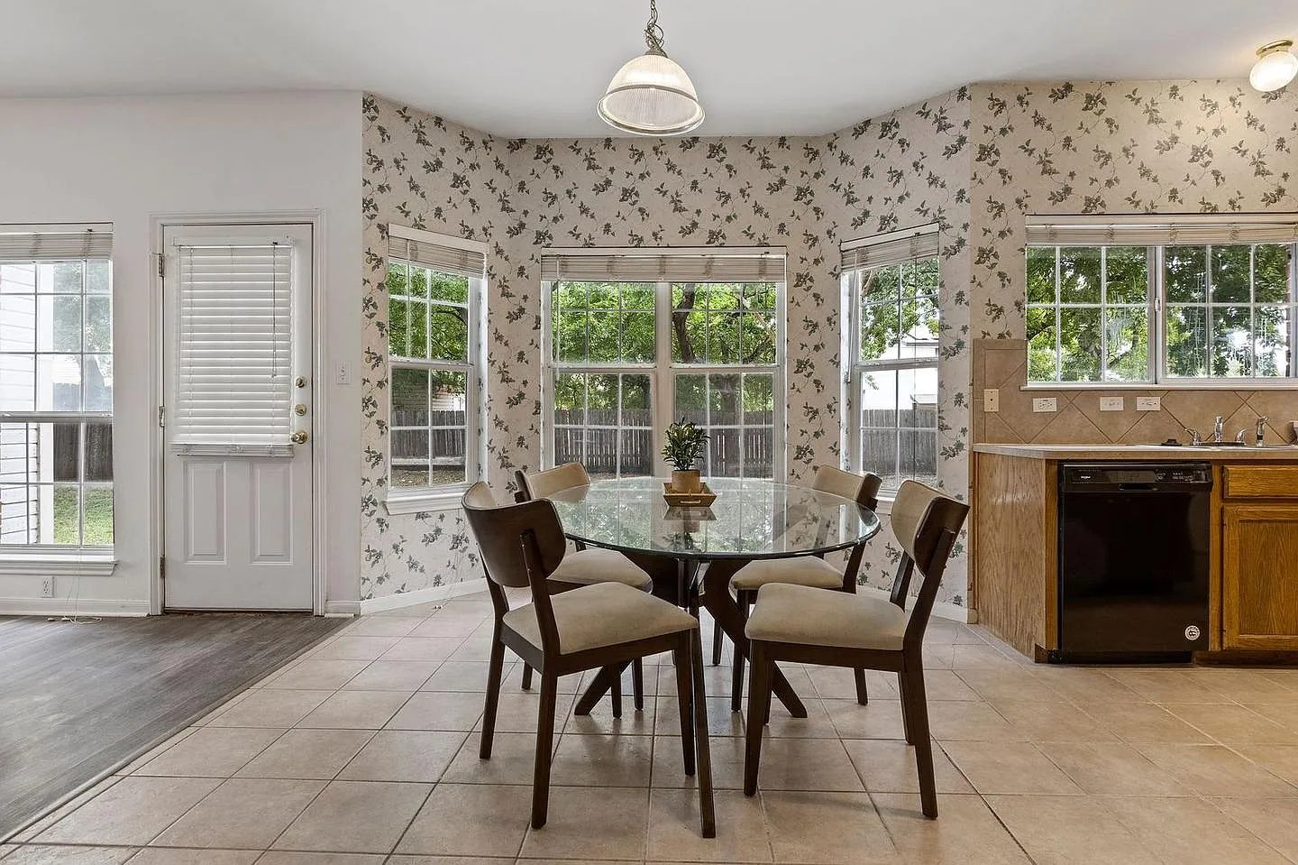 Round Rock Beauty The Home You've Been Waiting For! — Photo 3