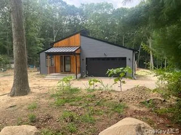 17 Bittersweet Avenue, Hampton Bays, NY 11946