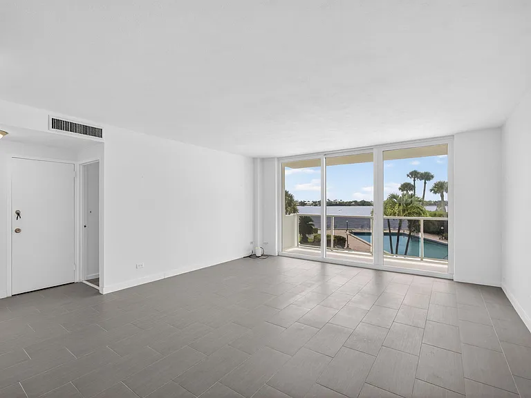 2800 N Flagler Dr #202 — Photo 4